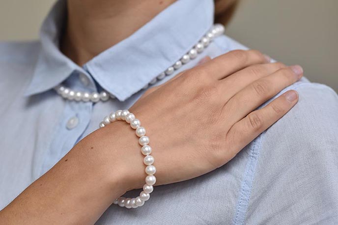 Krásna sada šperkov - perlový náhrdelník a perlový náramok