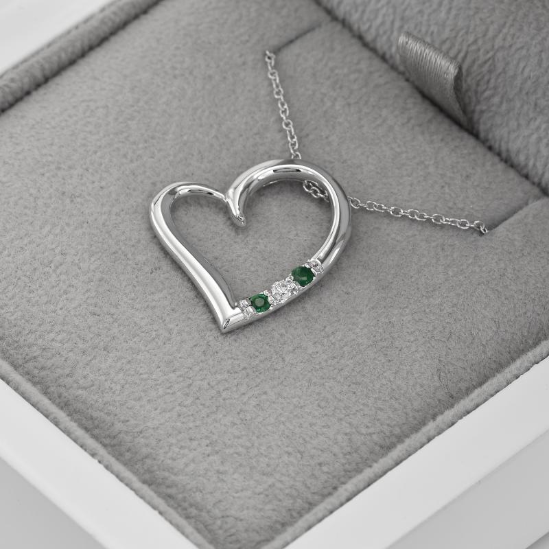 Strieborný prívesok srdce so smaragdmi a diamantom Janey 103580
