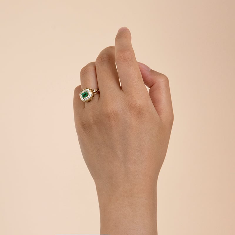Zlatý prsteň s emerald smaragdom a diamantmi Huzil 108200