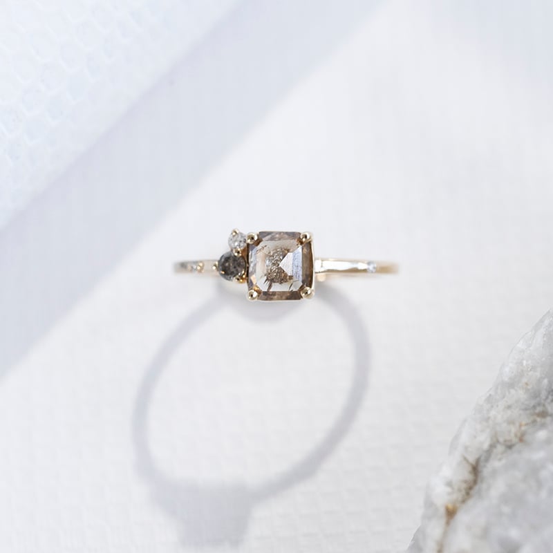Prsteň so salt and pepper diamantom a lab-grown diamantmi Kristie 109880