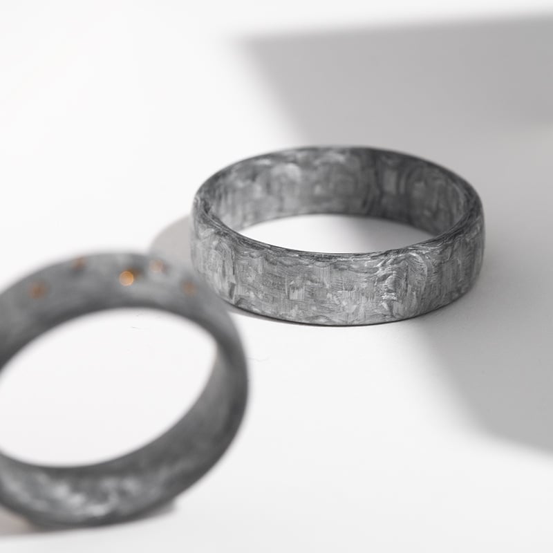 Mierne zaoblené snubné prstene z karbónu s koňakovými diamantmi Parri 124220