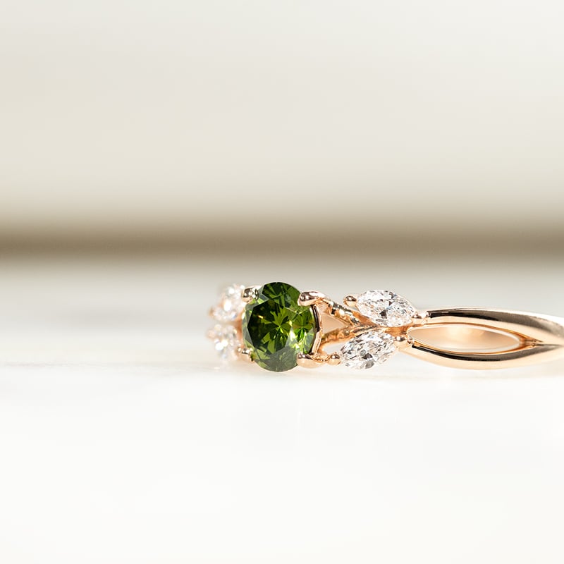 Zásnubný prsteň so zeleným diamantom a marquise lab-grown diamantmi Fera