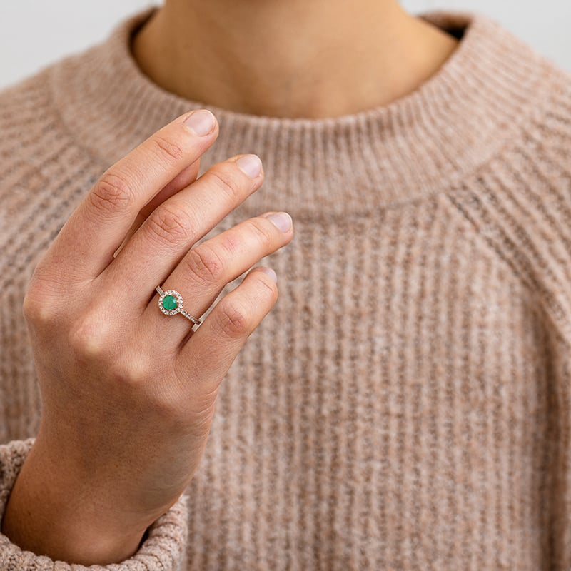 Halo prsteň so smaragdom a lab-grown diamantmi Kerau 133250