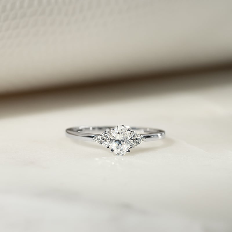 Zásnubný prsteň s moissanitom a lab-grown diamantmi Kylie 134020