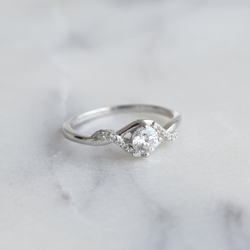 Zásnubný prsteň s 0.40ct GIA certifikovaným diamantom a postrannými diamantmi Norbu
