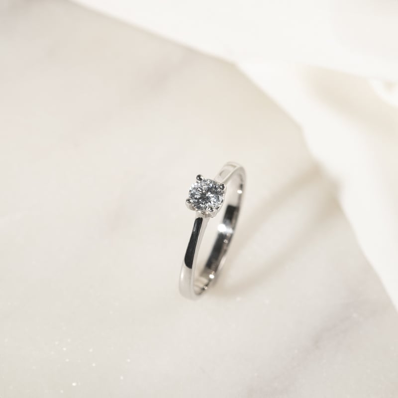 Zásnubný prsteň so srdiečkom a diamantom Lenal 135700
