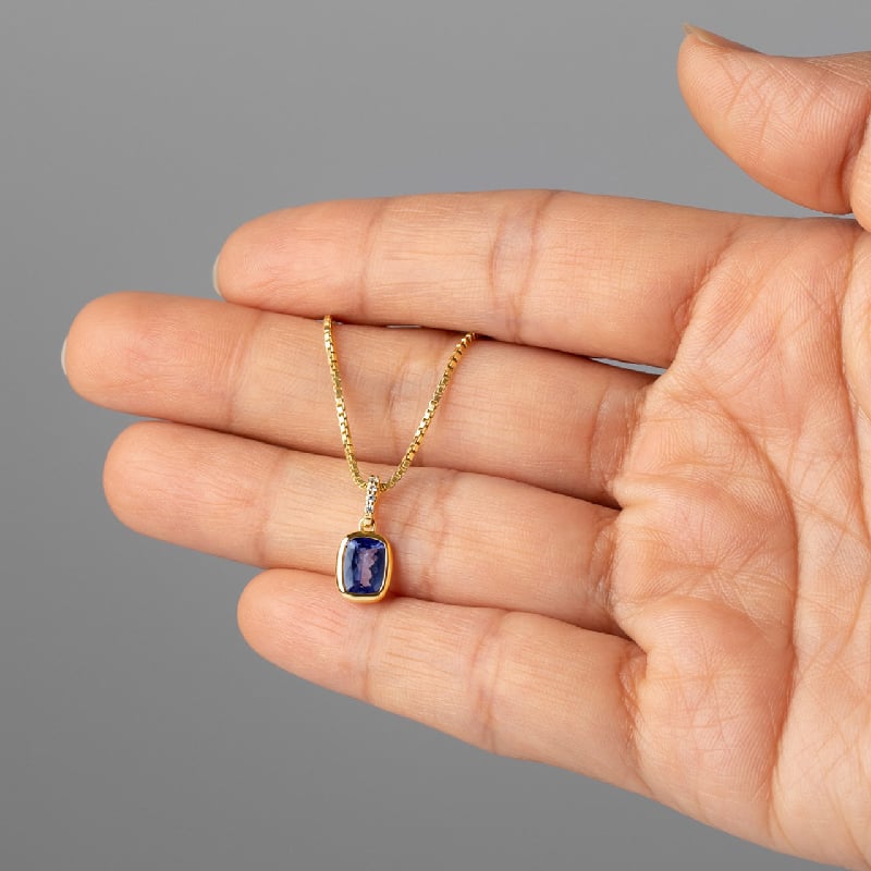 Zlatý bezel prívesok s cushion tanzanitom a lab-grown diamantmi Beverly 136550