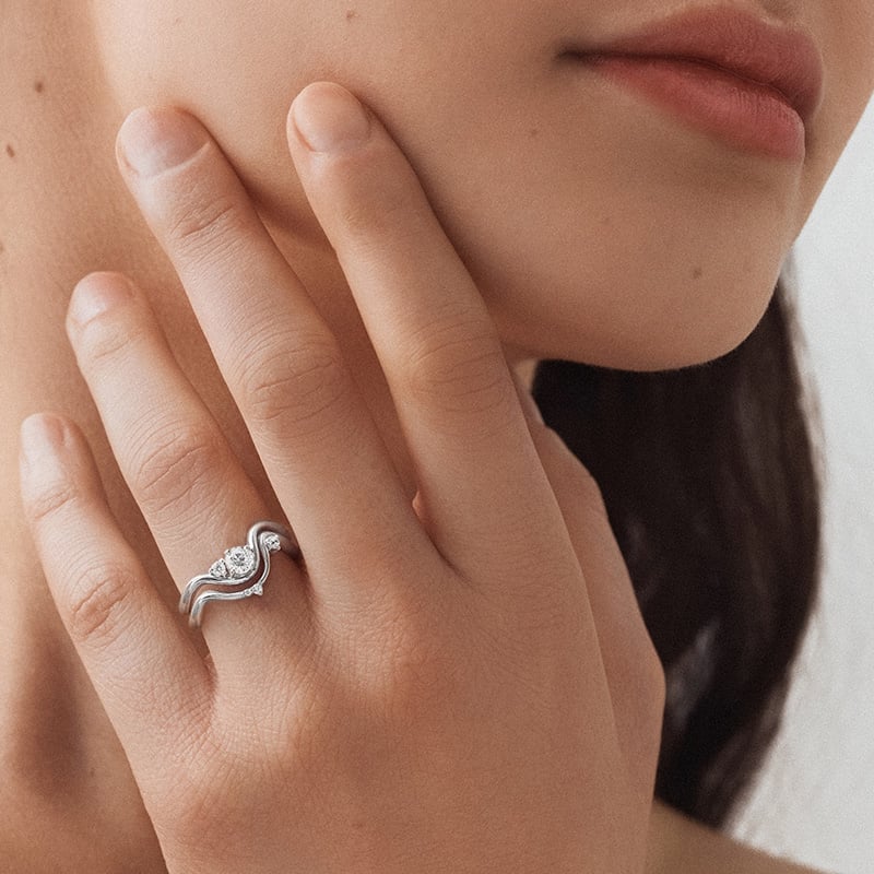 Vlnitý prsteň s diamantmi Lydie 155020