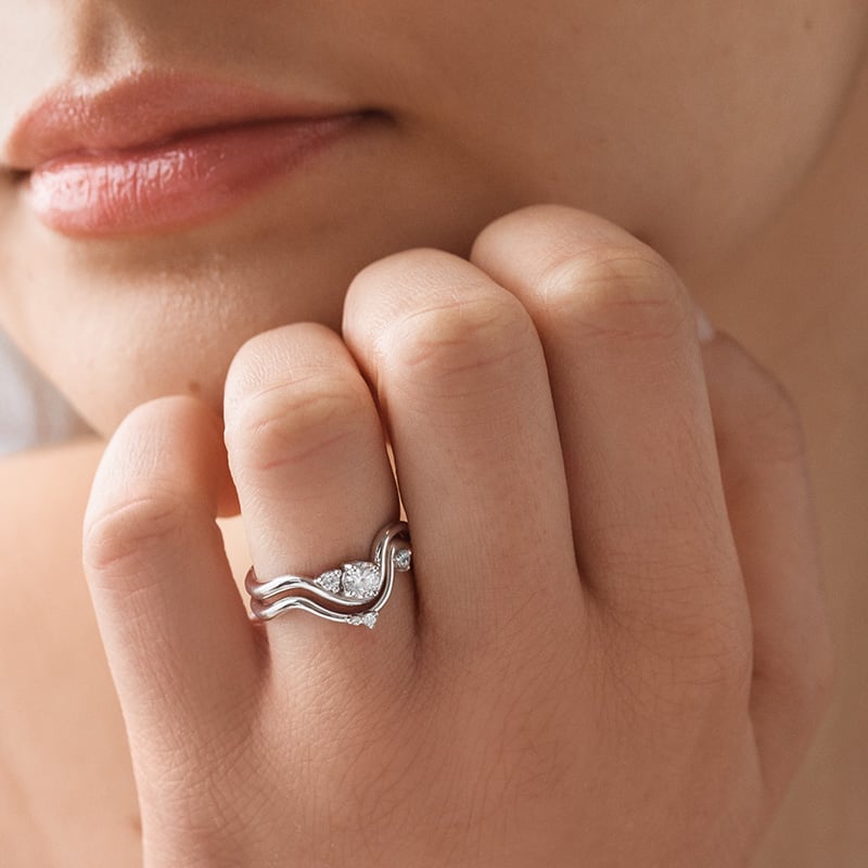 Vlnitý prsteň s diamantmi Lydie 155030
