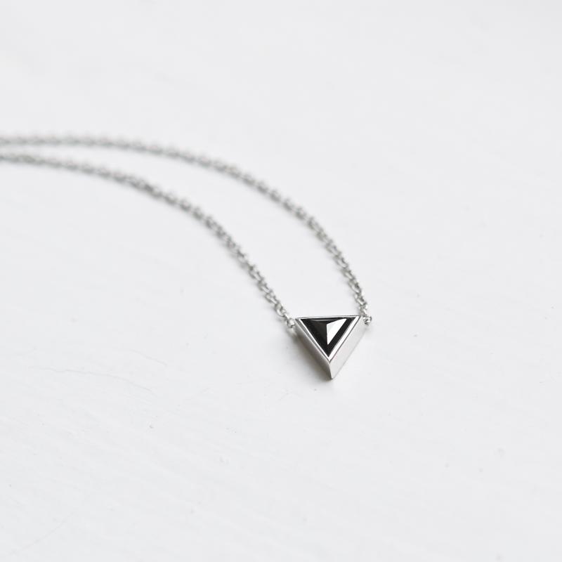 Zlatý náhrdelník s čiernym triangle diamantom Agila