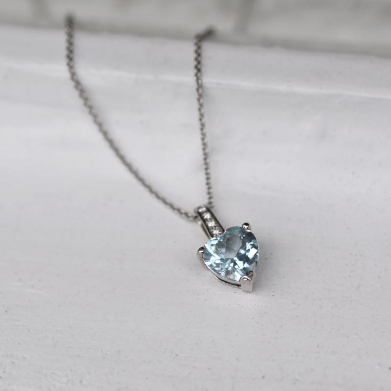 Akvamarínové srdce ukryté v prívesku s diamantmi 48620