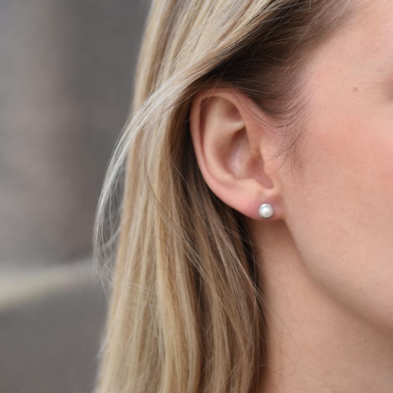 Minimalistické perlové náušnice zo 14k bieleho zlata 48900