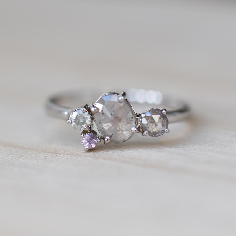 Netradičný prsteň s diamantmi a zafírom 48980
