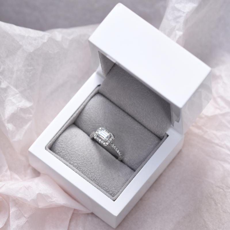 Zásnubný prsteň s emerald diamantom v halo štýle 49590