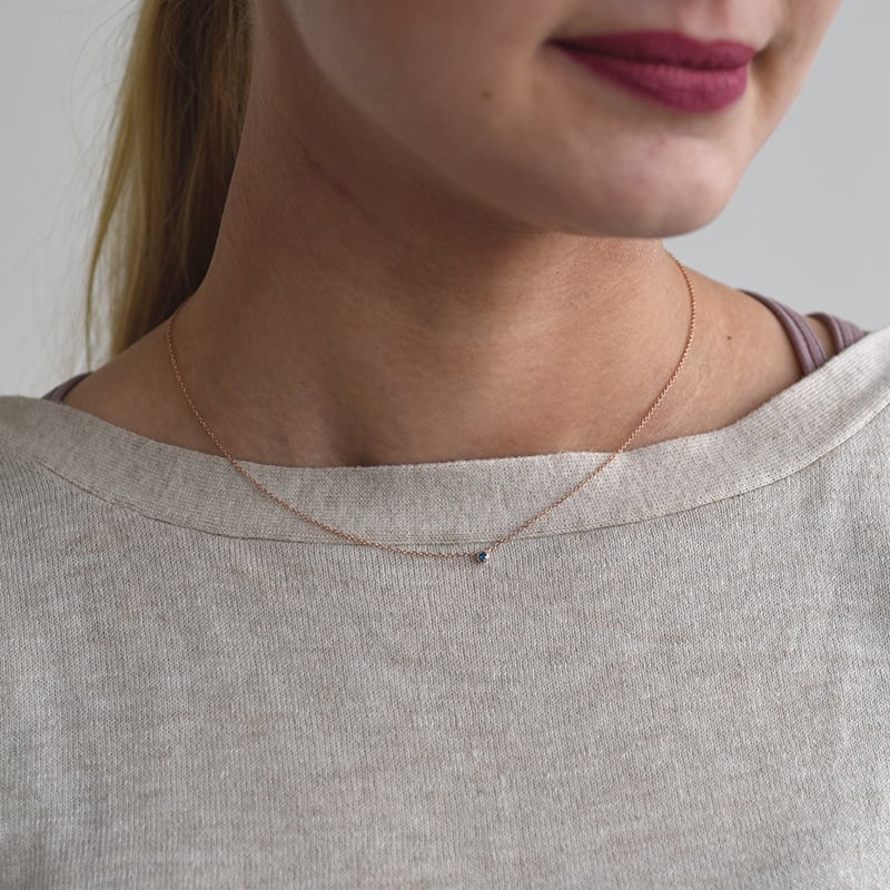 Minimalistický náhrdelník s modrým diamantom 62570