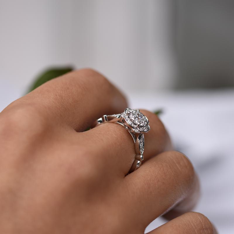 Zlatý prsteň s kvetom z diamantov 68370