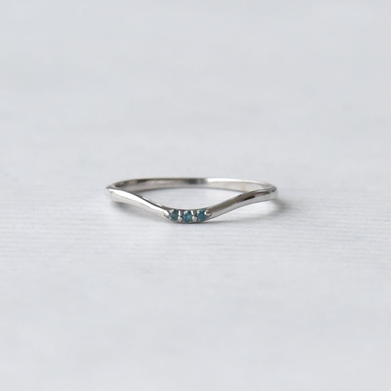 Strieborný prsteň s modrými diamantmi 73050