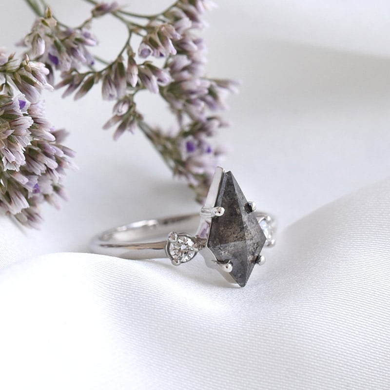 Prsteň s kite salt and pepper diamantom z bieleho zlata s postrannými diamantmi 79900