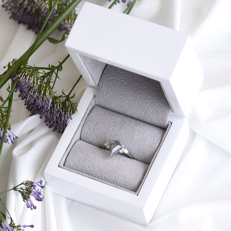 Zásnubný prsteň so salt and pepper diamantom 82540