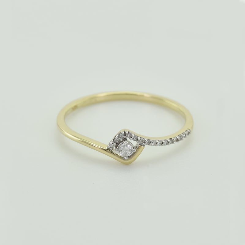 Zlatý romantický zásnubný prsteň s diamantmi 90970