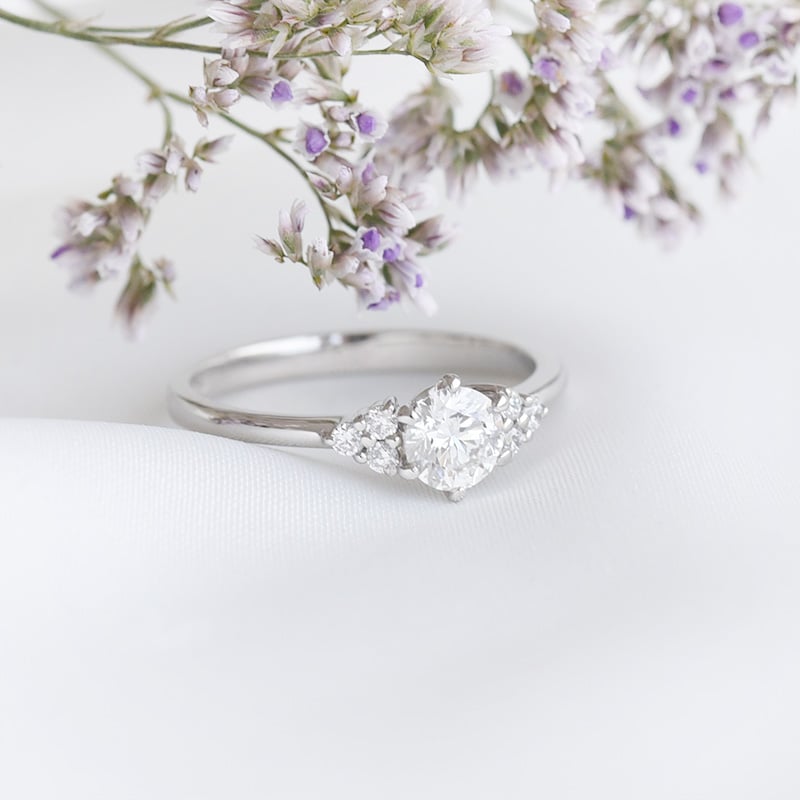 Platinový zásnubný prsteň s diamantmi 93370