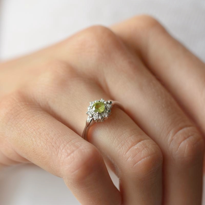 Zásnubný prsteň s olivínom a diamantmi Earthia
