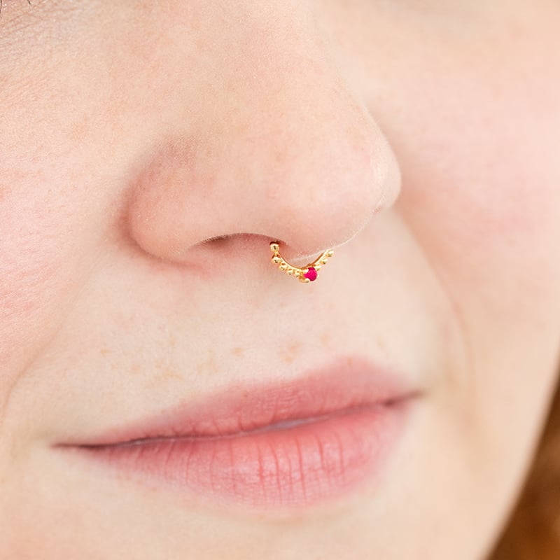 Zlatý septum piercing s rubínom Safi