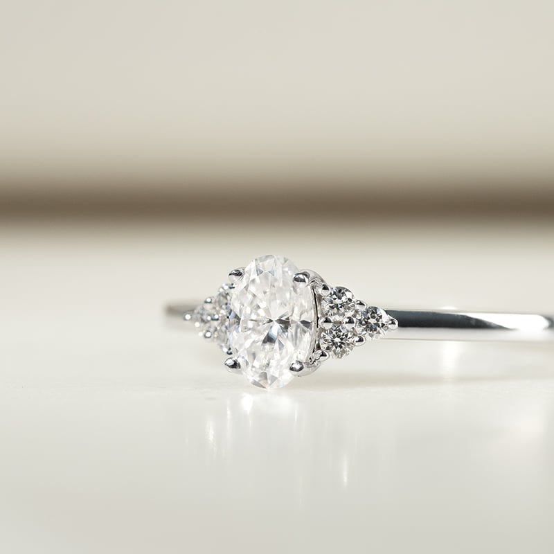 Zásnubný prsteň s moissanitom a lab-grown diamantmi Kylie 134021