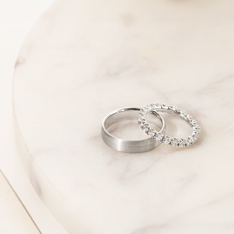 Svadobná eternity obrúčka s pánskym komfortným prsteňom z platiny Briony 137881