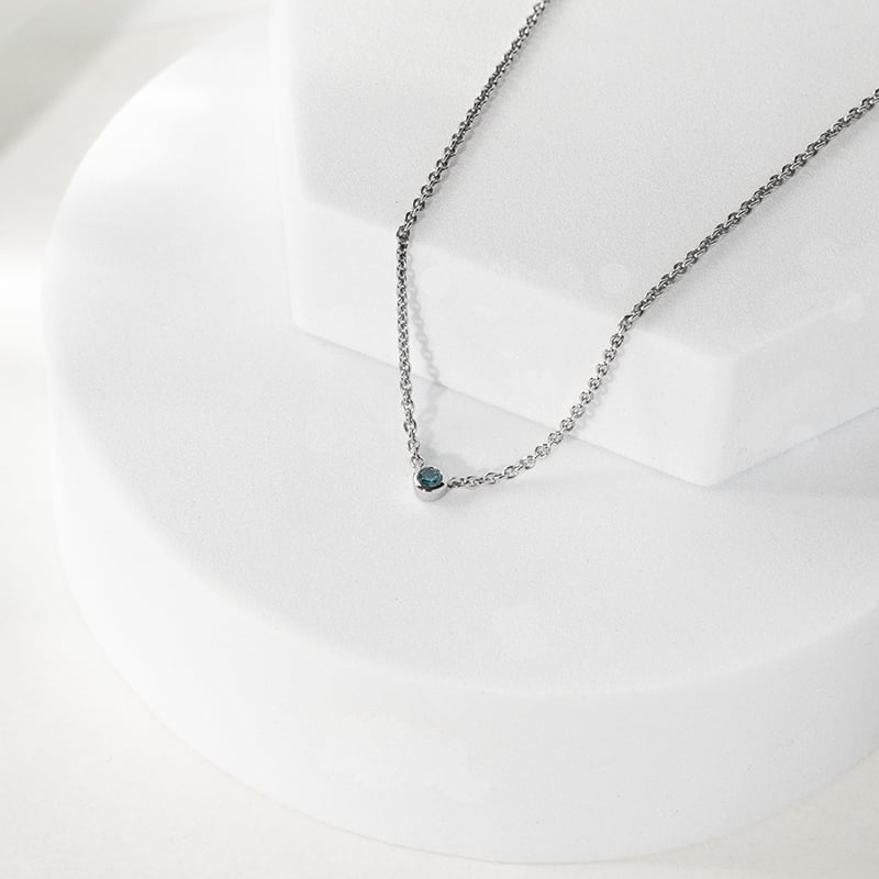 Minimalistický náhrdelník s modrým diamantom Vieny