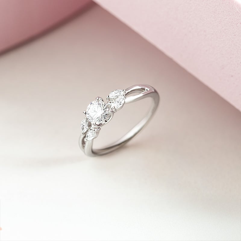 Zásnubný prsteň s moissanitom a marquise lab-grown diamantmi Fera 151621