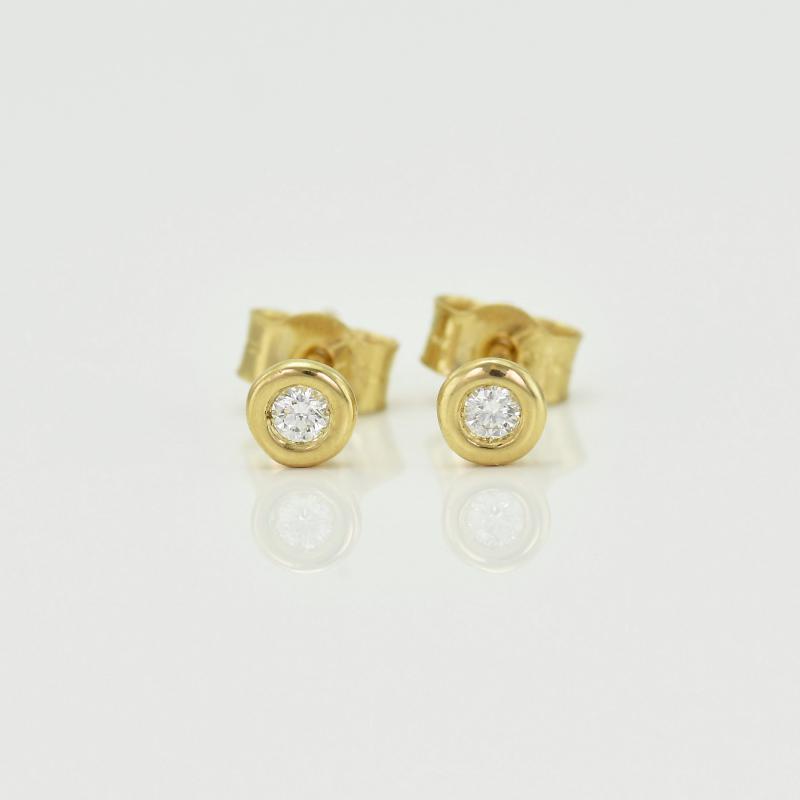 Bezel napichovacie náušnice s 0.06ct diamantmi Jecelyn