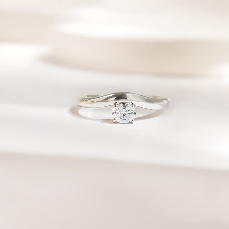 Atypický zásnubný prsteň s oval lab-grown diamantom Adina