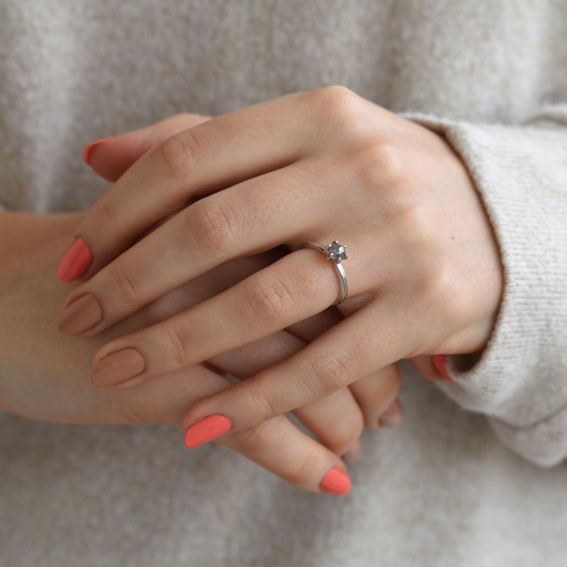 Zásnubný prsteň s hexagon salt´n´pepper diamantom 52791
