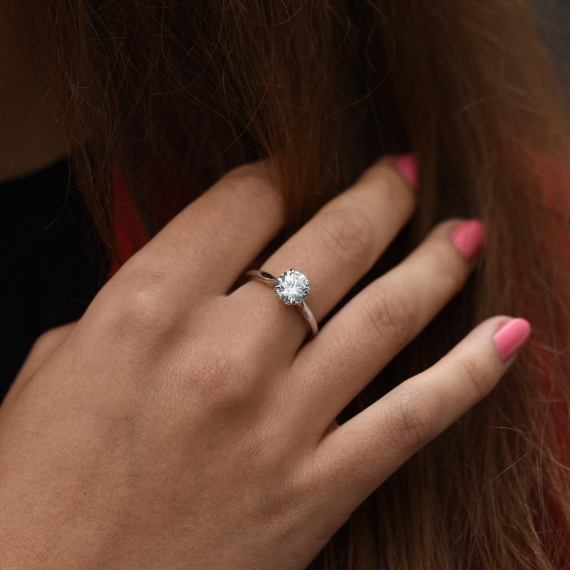 Zásnubný prsteň s moissanitom a diamantmi zo zlata 66111