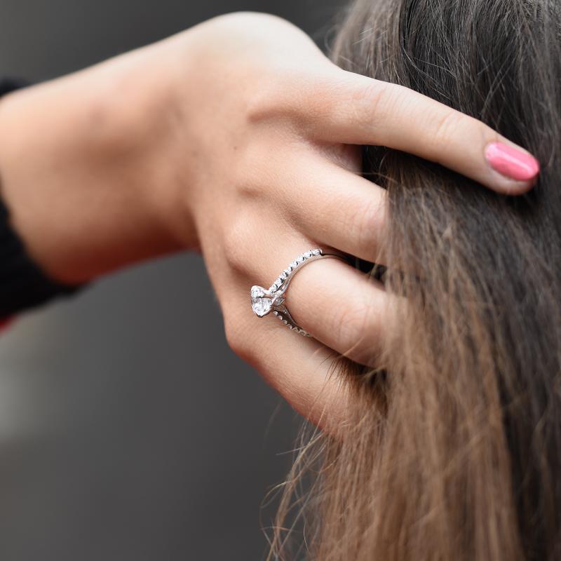 Zlatý prsteň posiaty diamantmi 79371