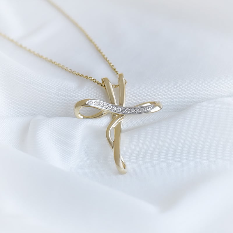 Zlatý krížik s diamantmi 93701