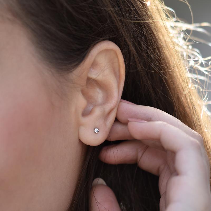 Strieborné minimalistické bezel náušnice s diamantmi Viosa 102872