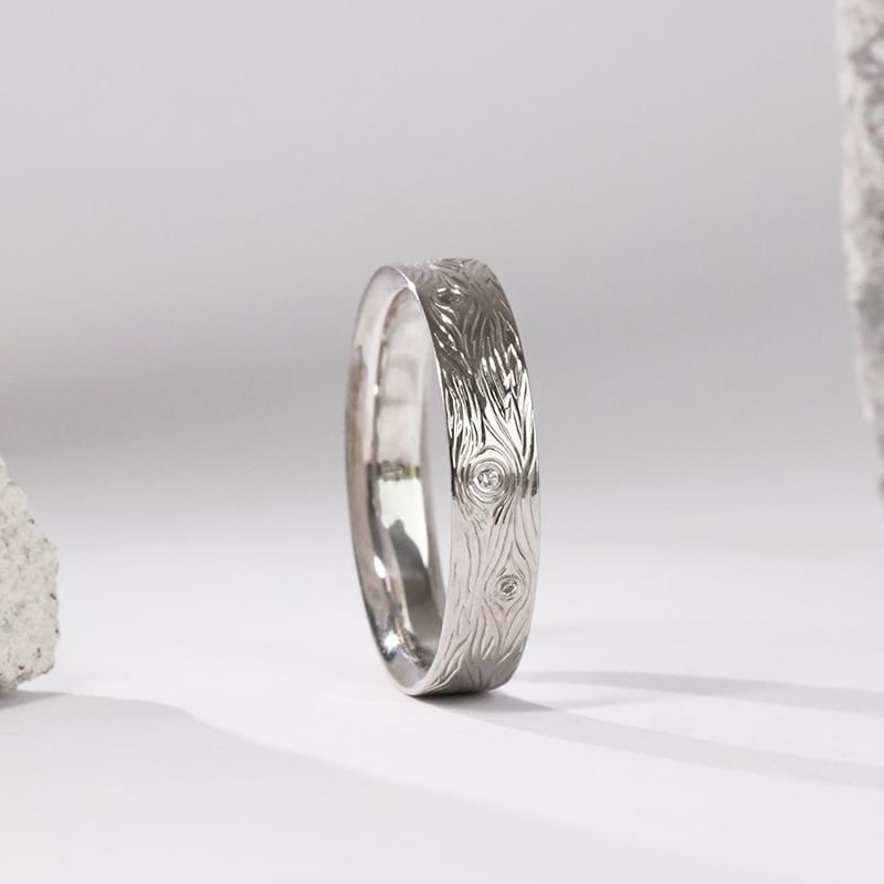 Svadobné obrúčky s ručnou rytinou motívu dreva a diamantmi Wood 117002