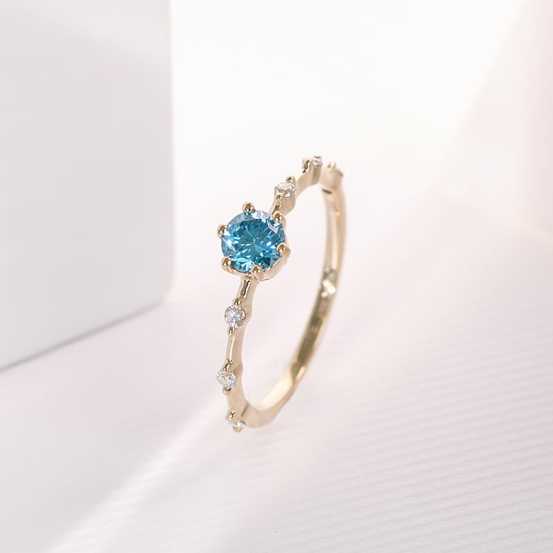 Prsteň s certifikovaným fancy blue lab-grown diamantom a lab-grown diamantmi Jelena