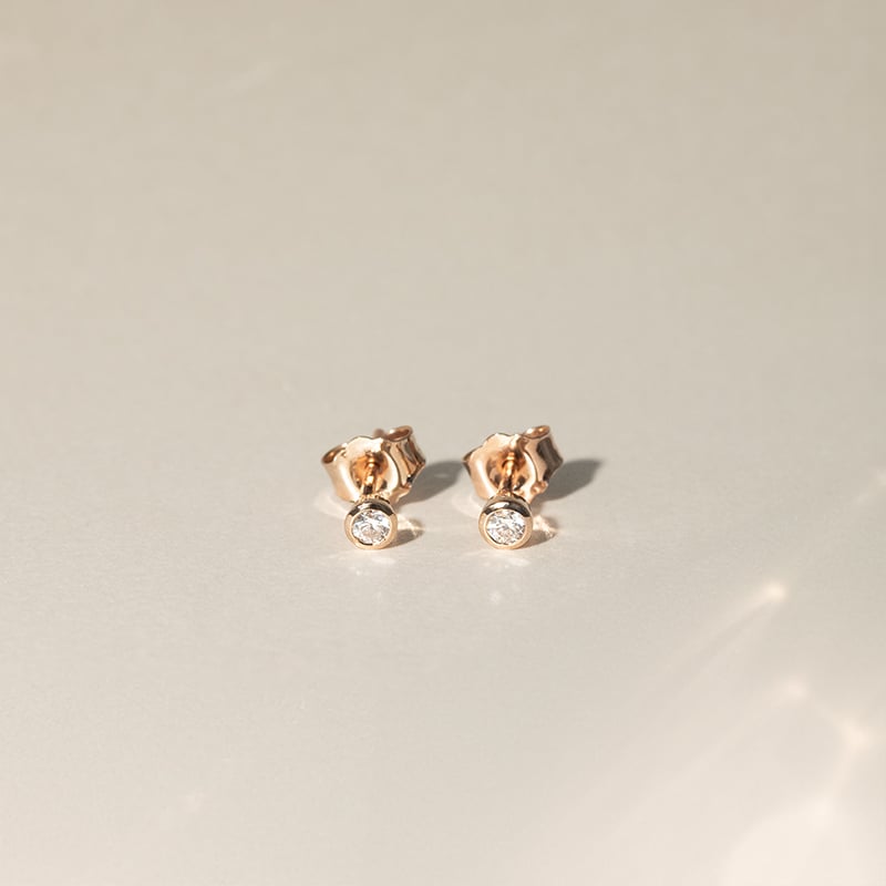 Strieborné minimalistické bezel náušnice s diamantmi Viosa 135152