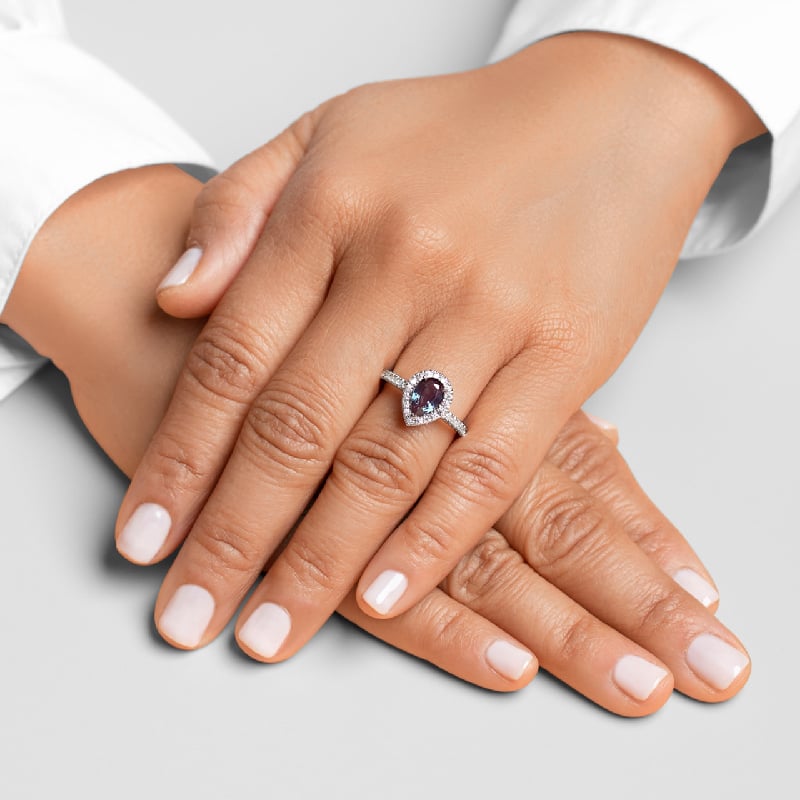 Zlatý halo prsteň s pear lab-grown alexandritom a diamantmi Randy 136572