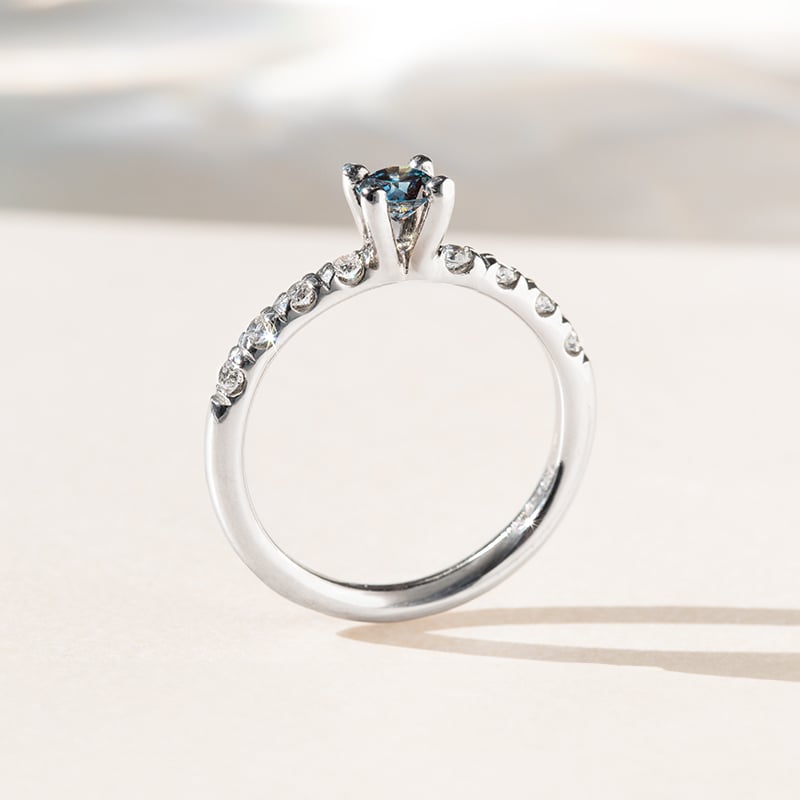 Zásnubný prsteň s certifikovaným fancy blue lab-grown diamantom Mae 140542