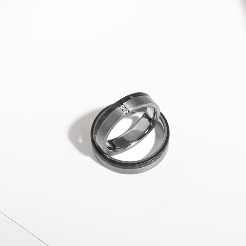 Tantalový snubný prsteň s karbónom a diamantmi Brett 141132