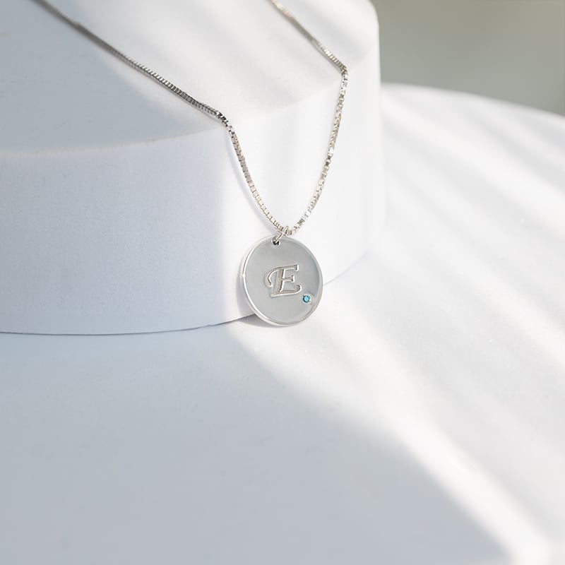 Platinový prívesok s modrým diamantom a gravírom písmena Rei