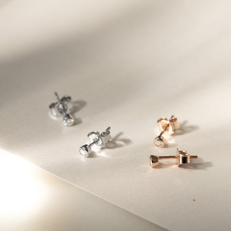 Strieborné minimalistické bezel náušnice s lab-grown diamantmi Viosa 150312