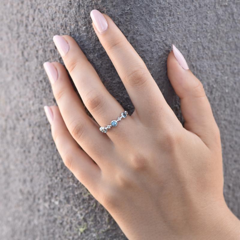  Strieborný eternity prsteň s londýnskymi topásmi 45192