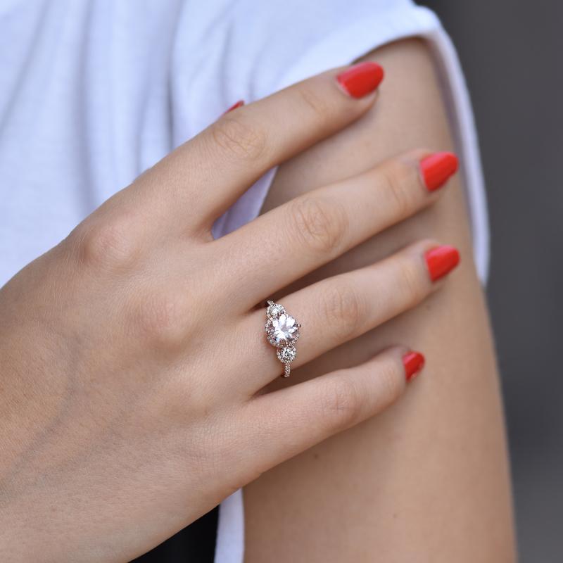 Zlatý zásnubný prsteň s morganitom a diamantmi 48282