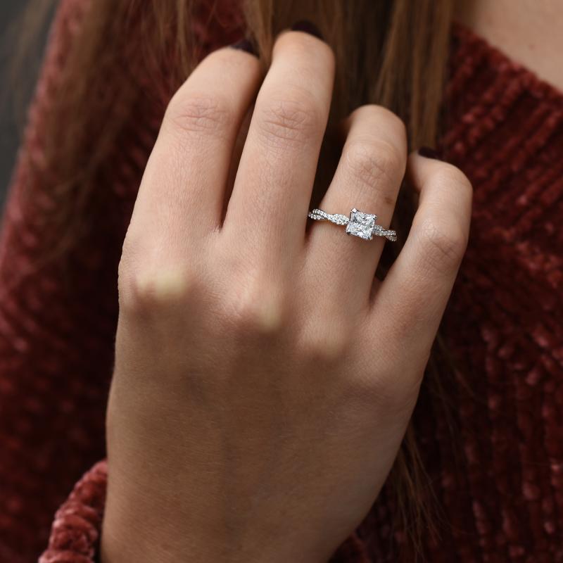Zlatý prepletený diamantový zásnubný prsteň s princess diamantom 49512