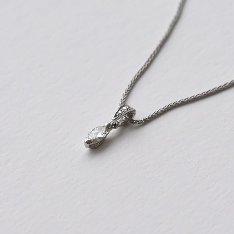 Platinový náhrdelník s GIA certifikovaným marquise diamantom 73042